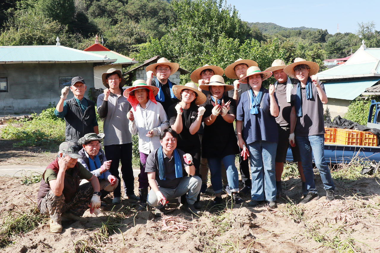 KIHASA Staff Help Out at Their 'One-Company One-Village' Sister Village