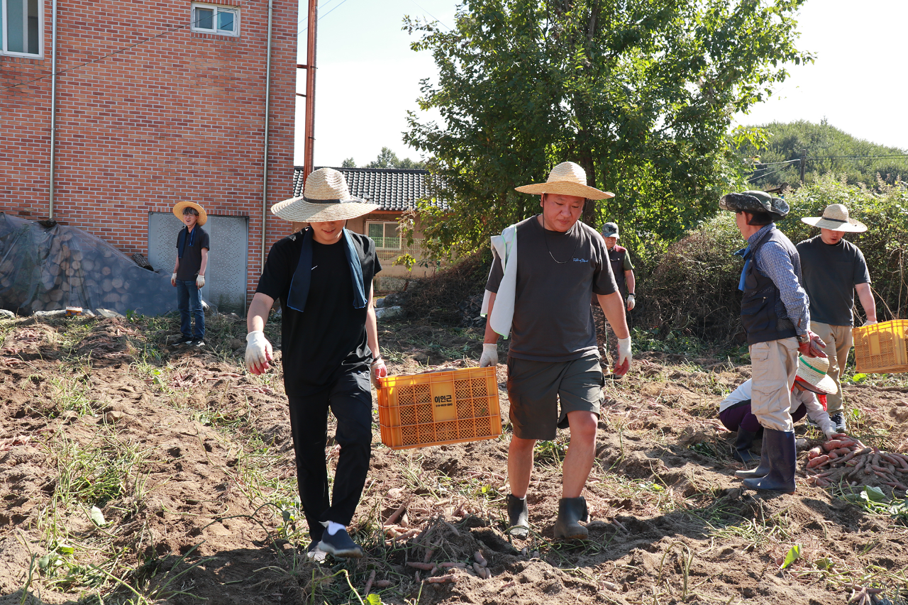KIHASA Staff Help Out at Their 'One-Company One-Village' Sister Village-4