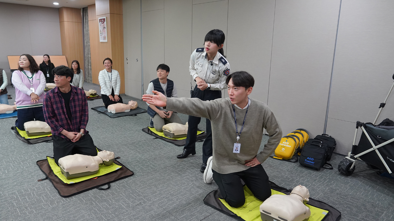 Group CPR Training-8