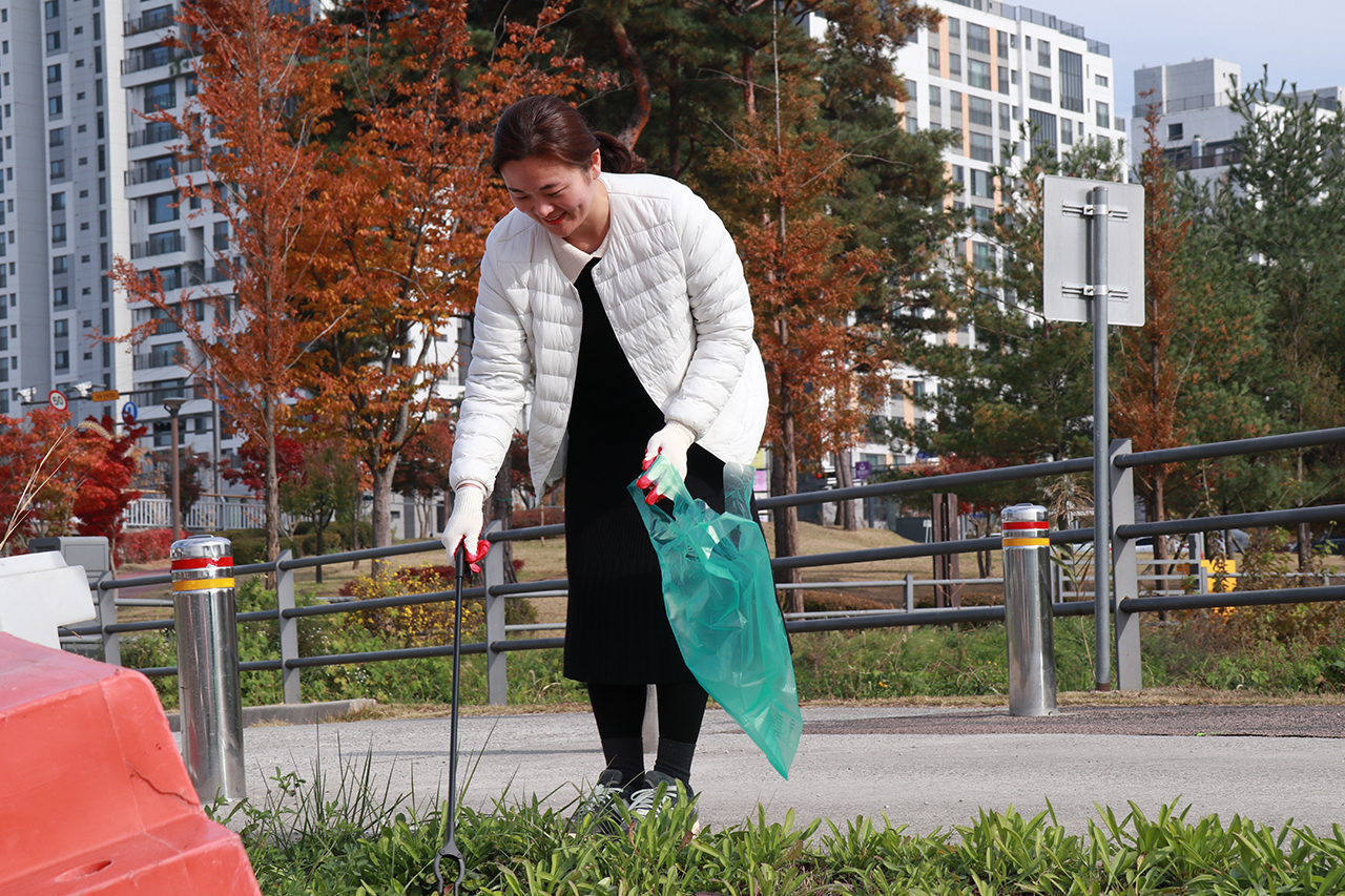 Riverside Volunteer Cleanup along the Geum River-1