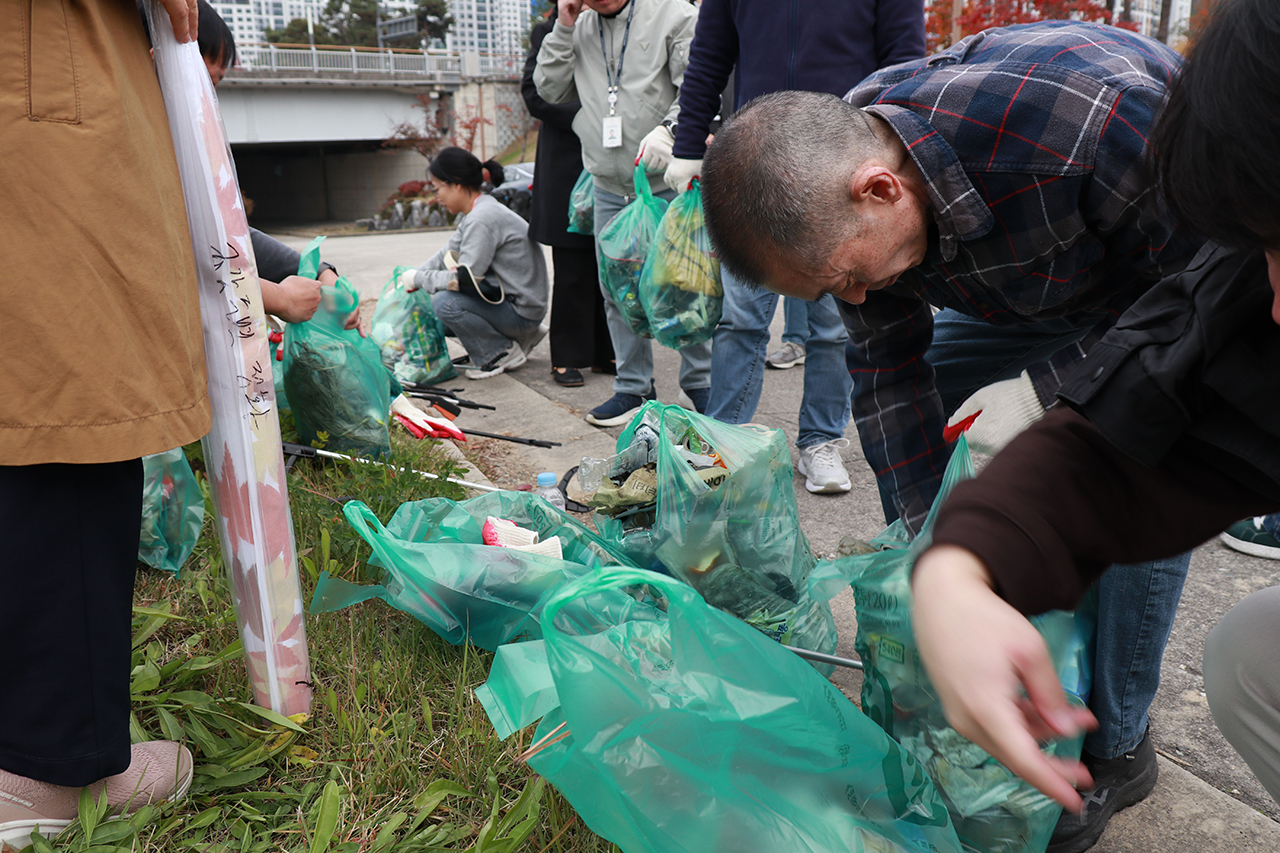 Riverside Volunteer Cleanup along the Geum River-5